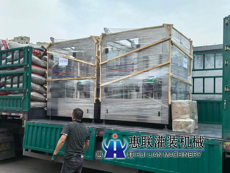 兩臺全自動白酒灌裝機發貨內蒙古